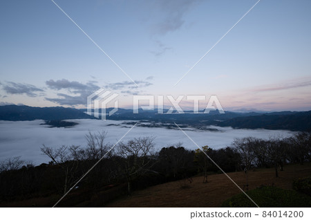 從秩父美濃山山上看到的秩父盆地早晨的雲海 從秩父美濃山山上看到的秩父盆地早晨的雲海 84014200