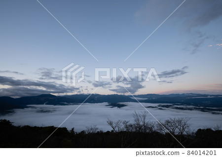 從秩父美濃山山上看到的秩父盆地早晨的雲海 從秩父美濃山山上看到的秩父盆地早晨的雲海 84014201