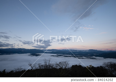 從秩父美濃山山上看到的秩父盆地早晨的雲海 從秩父美濃山山上看到的秩父盆地早晨的雲海 84014202