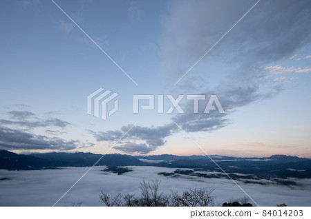 從秩父美濃山山上看到的秩父盆地早晨的雲海 84014203