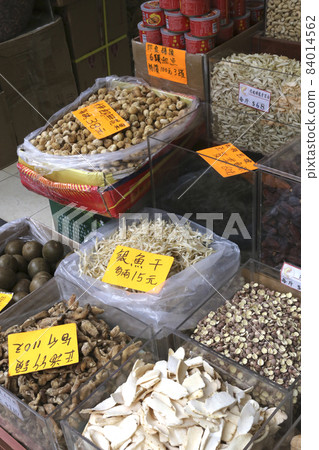 Dry products and herbs sold in Des Voeux Road West, Hong Kong. There are many materials that I do not understand 84014562