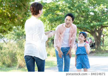 Family camera parent and child family image 84014671