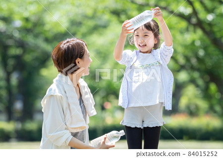 Jogging family parent and child 84015252