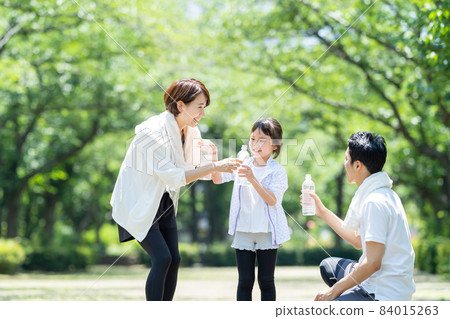 Jogging family parent and child 84015263