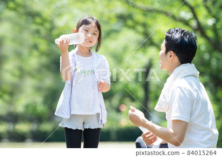 慢跑家庭父母和孩子 84015264