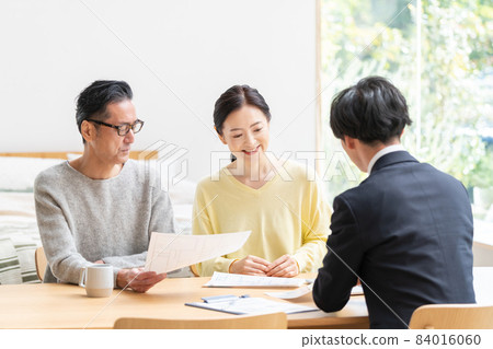 中年夫婦和商人有生意洽談 84016060