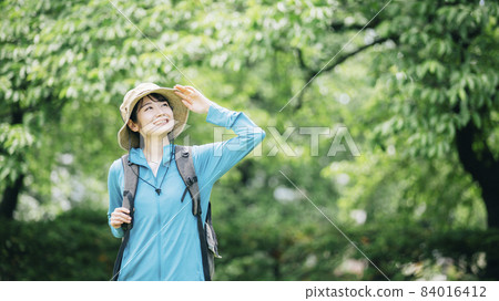 女性徒步/登山（微笑） 84016412