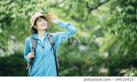 女性徒步/登山（微笑） 84016413