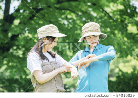 婦女在山上被昆蟲咬傷 84016829