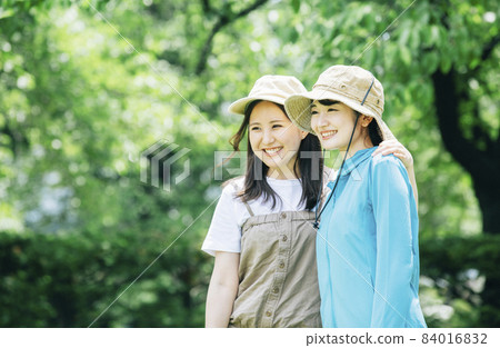 徒步和登山的婦女 徒步和登山的婦女 84016832