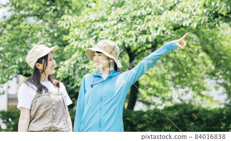 徒步和登山的婦女 徒步和登山的婦女 84016838