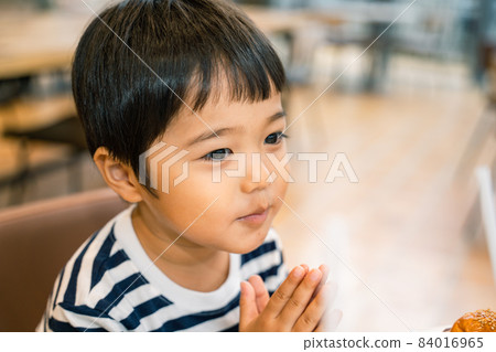 A 4-year-old boy who "gets" together at the food court 84016965