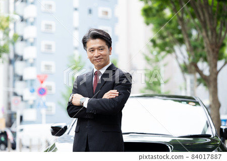 Businessman middle car 84017887