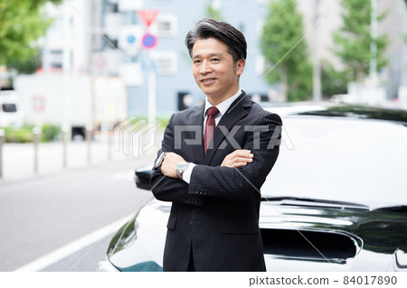 Businessman middle car 84017890