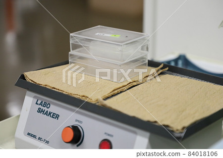 Shaking in a lab shaker Shaking in a lab shaker 84018106