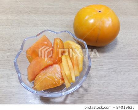 Ripe persimmons are comb-shaped, and hard persimmons are sliced so that they are easy to eat. Ripe persimmons are comb-shaped, and hard persimmons are sliced so that they are easy to eat. 84019625