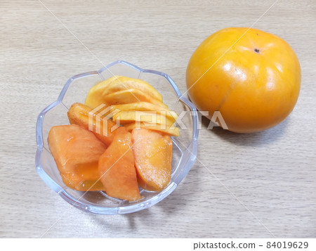 Ripe persimmons are comb-shaped, and hard persimmons are sliced so that they are easy to eat. Ripe persimmons are comb-shaped, and hard persimmons are sliced so that they are easy to eat. 84019629