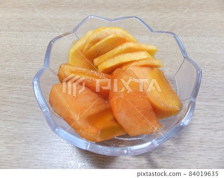 Ripe persimmons are comb-shaped, and hard persimmons are sliced so that they are easy to eat. Ripe persimmons are comb-shaped, and hard persimmons are sliced so that they are easy to eat. 84019635