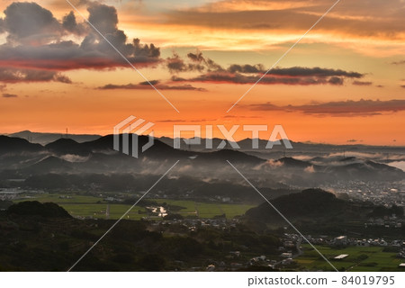 山霧繚繞,雲霧繚繞,清晨樸素 山霧繚繞,雲霧繚繞,清晨樸素 84019795