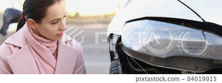 Woman expert filling out documents near broken car on street Woman expert filling out documents near broken car on street 84019915