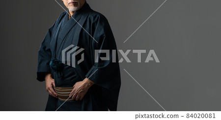 Senior men's kimono at hand 84020081