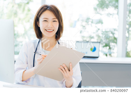 A female doctor who consults A female doctor who consults 84020097