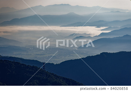 苗場山：從神樂能峰登頂時看到的晨霧中的魚沼平原山脈和召喚山 84020858