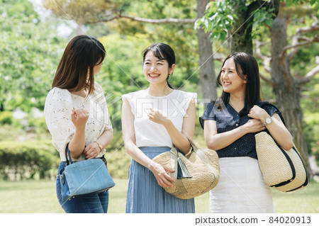 旅行女性 84020913