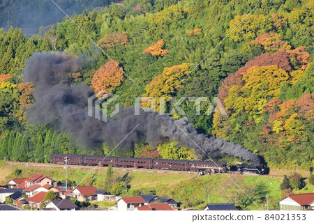 SL Yamaguchi Departs from Tsuwano where the autumn leaves shine SL Yamaguchi Departs from Tsuwano where the autumn leaves shine 84021353