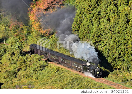 SL Yamaguchi Departs from Tsuwano where the autumn leaves shine SL Yamaguchi Departs from Tsuwano where the autumn leaves shine 84021361