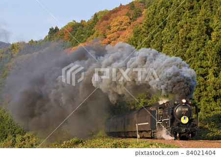 SL Yamaguchi JR Yamaguchi Line shooting spot Main gate front railroad crossing Departing from Tsuwano where the autumn leaves shine SL Yamaguchi JR Yamaguchi Line shooting spot Main gate front railroad crossing Departing from Tsuwano where the autumn leaves shine 84021404