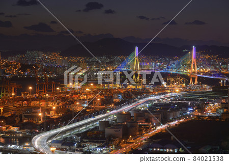 night view of Busan Harbor Bridge in Busan 84021538