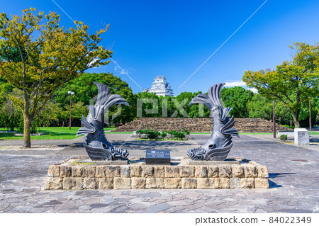Himeji City, Hyogo Prefecture A replica of the Shachihoko placed in Shiromidai Park and the national treasure Himeji Castle keep in sunny weather 84022349