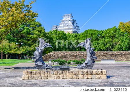 Himeji City, Hyogo Prefecture A replica of the Shachihoko in Shiromidai Park and Himeji Castle, a National Treasure in sunny weather 84022350