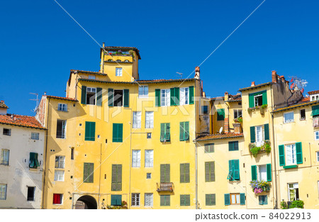 Wall of colorful buildings with shutter windows on Piazza dell Anfiteatro square in circus yard of medieval town Lucca 84022913