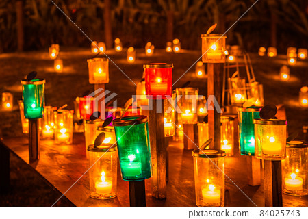 神奇的蠟燭紀念碑，橙色蠟燭，燭光 84025743