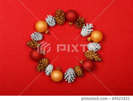 Christmas wrath of white and golden cones on red 84025831