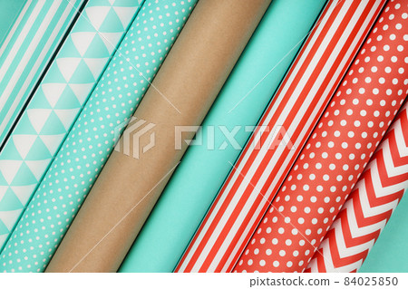 Rolls of wrapping paper to pack gifts 84025850