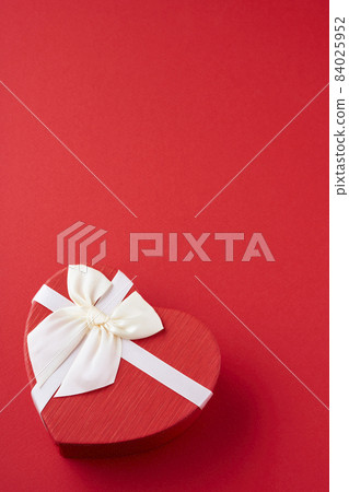 Heart-shaped gift box Valentine image Heart-shaped gift box Valentine image 84025952