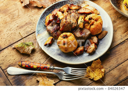 Stewed pieces of meat with quince Stewed pieces of meat with quince 84026347