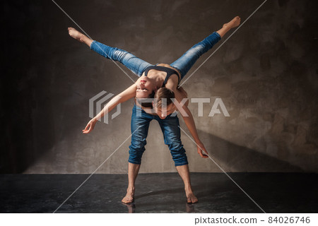 Modern style Man and woman in passionate dance Modern style Man and woman in passionate dance 84026746