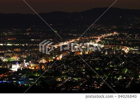 從若草山看奈良市的夜景,日落後以生駒山為背景 從若草山看奈良市的夜景,日落後以生駒山為背景 84026840