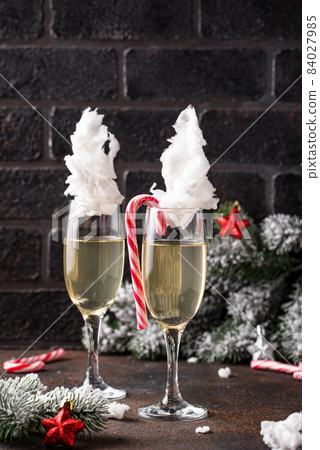 Champagne or prosecco with cotton candy 84027985