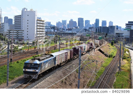 以大阪的摩天大樓為背景，沿著北部貨運線行駛 84029896