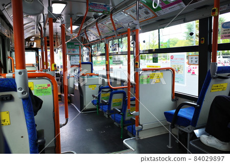 在公交車的公共汽車裡面 84029897