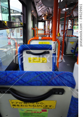 在公交車的公共汽車裡面 84029901