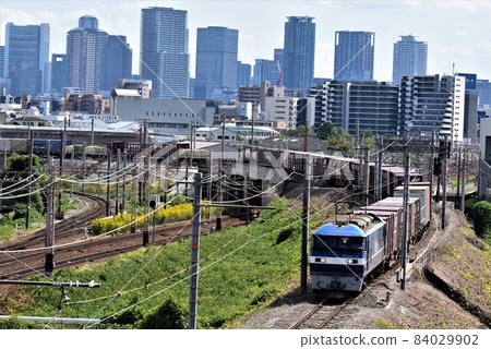 以大阪的摩天大樓為背景,沿著北部貨運線行駛 以大阪的摩天大樓為背景,沿著北部貨運線行駛 84029902