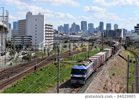 Follow the northern freight line against the backdrop of the skyscrapers of Osaka 84029905