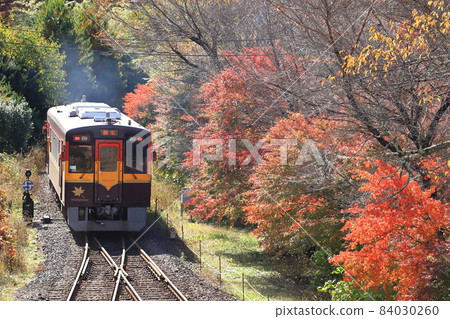 Watarase Valley Railway "Autumn leaves seen from Sori Station" 84030260