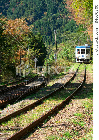 [Retirement] The Okuizumo Orochi trolley train on the Kishi Line travels along the lower section of the switchback in Okuizumo Town, Nita District, Shimane Prefecture 84030500